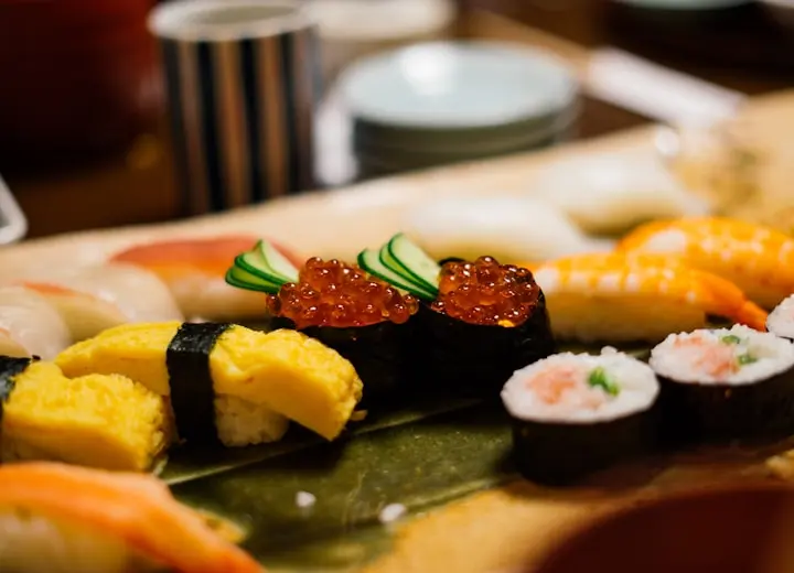 Combinado de sushi com niguiris e makis