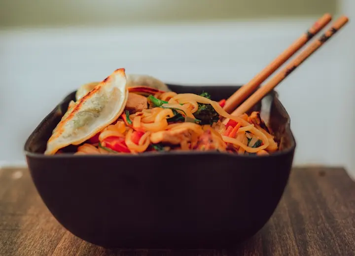 Yakisoba com guioza e hashis