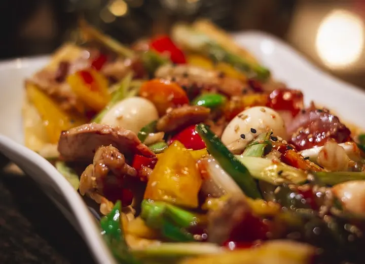 Prato de carne e legumes salteados