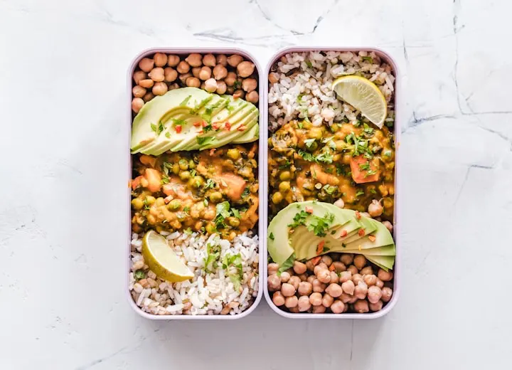 Marmitas com arroz, grãos e acompanhamentos
