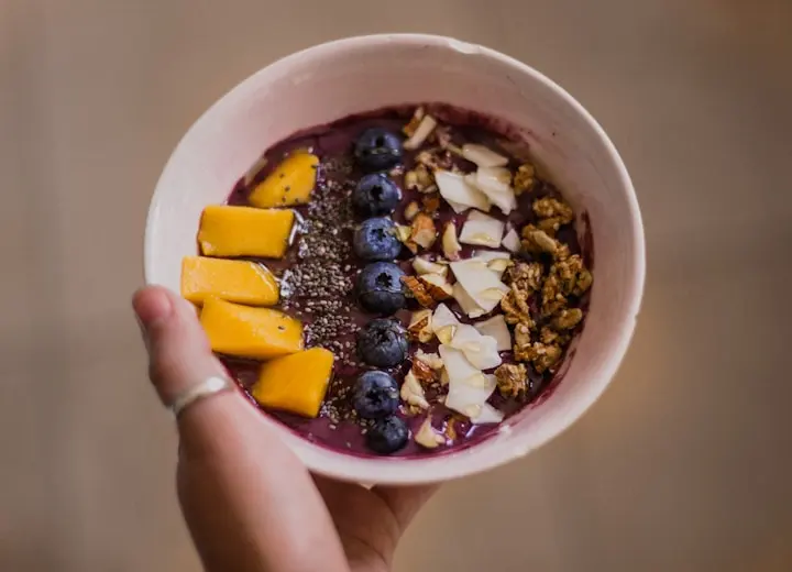 Tigela de açaí com frutas e granola