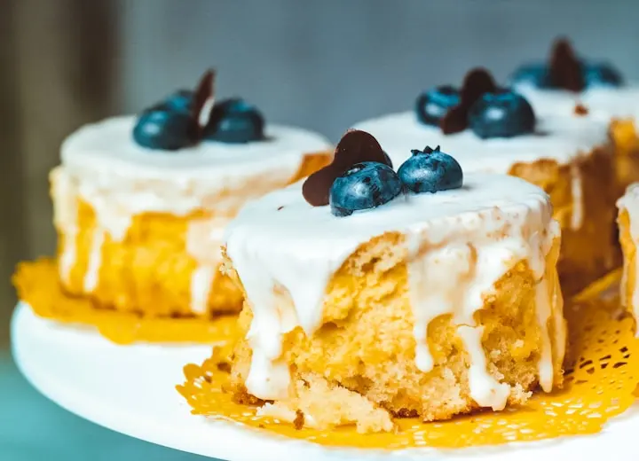 Fatias de bolo com cobertura e frutas
