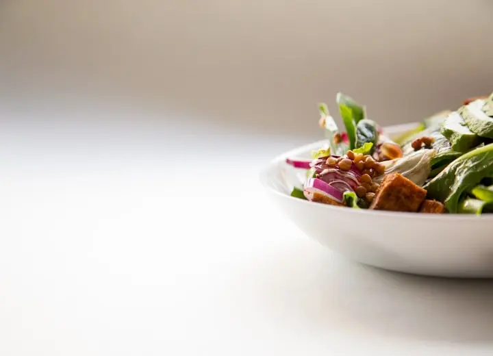 Bowl de salada fresca com folhas e grãos